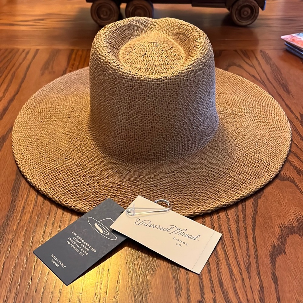 Straw Women’s S/M brim with tags. Univeral Threads.